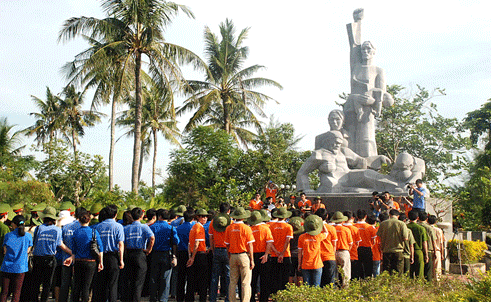 Youth burn incense at the Son My relic site to pray for victims of the massacre (Photo: Cong an TPHCM)